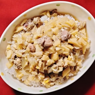 【シャキシャキ感！】たっぷりタケノコの地鶏丼